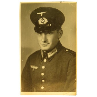 Studioporträtt av tysk soldat i Waffenrock - förare i 75:e regementet. Espenlaub militaria